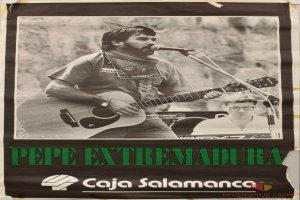 Pepe Extremadura, ein spanischer Sänger und Songwriter, ist auf einem Plakat zu sehen, wie er eine Gitarre spielt und in ein Mikrofon singt, trägt ein schwarzes T-Shirt und Jeans, hat einen ernsten Gesichtsausdruck und zurückgekämmtes Haar vor einem hellgelben Hintergrund.