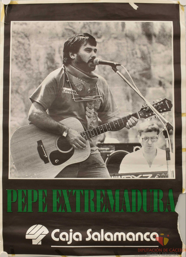 Pepe Extremadura, ein spanischer Sänger und Songwriter, ist auf einem Plakat zu sehen, wie er eine Gitarre spielt und in ein Mikrofon singt, trägt ein schwarzes T-Shirt und Jeans, hat einen ernsten Gesichtsausdruck und zurückgekämmtes Haar vor einem hellgelben Hintergrund.