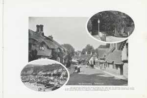 Schwarzes und weißes Foto eines Dorfes mit strohgedeckten Häusern, Straßenlaternen, Menschen auf der Straße, Bäumen und einem klaren Himmel, mit Text unten.