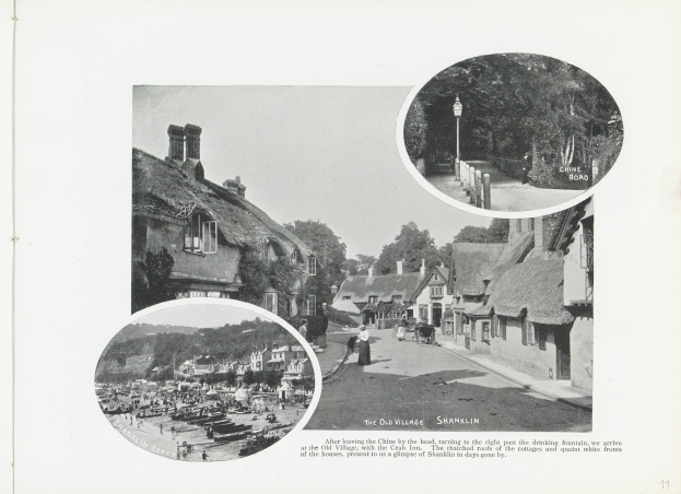 Schwarzes und weißes Foto eines Dorfes mit strohgedeckten Häusern, Straßenlaternen, Menschen auf der Straße, Bäumen und einem klaren Himmel, mit Text unten.