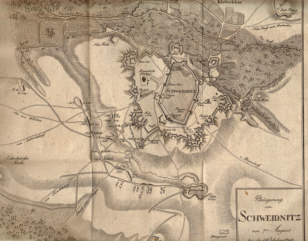 Alte detaillierte Karte von Schweidnitz, Deutschland, mit Straßen, Gebäuden und Sehenswürdigkeiten, begleitet von Text, der die Bevölkerung, Geschichte und Kultur der Stadt beschreibt.