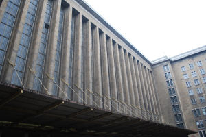 Ein braunes Gebäude.