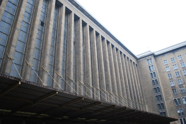 Ein braunes Gebäude.