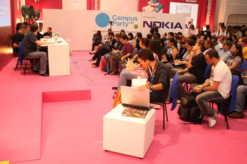 Kyle Cooke macht schockierende Verabredungseinblicke bei der 'Virtual Reali-Tea'-Podcast-Aufnahme in Cannes Lions