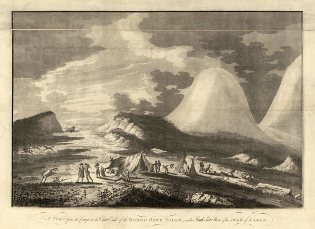 Eine Gruppe von Menschen vor einem Berg an einem Camp mit grasbewachsenen Sandhügeln, unter einem bewölkten Himmel, mit Text am unteren Bildrand.