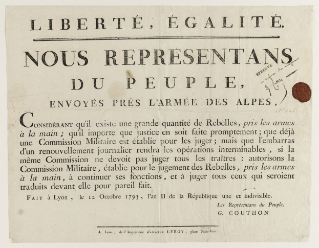 Papier mit französischem revolutionärem Text "Liberté égalité nous representants du peuple" und einer Münze rechts.