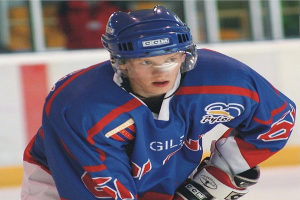 Ein Hockey-Spieler in Aktion auf dem Eis, der einen Helm und Handschuhe trägt, mit unscharfem Hintergrund und Text oben und unten im Bild.