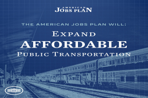 Plakat mit einem Zug auf einer Eisenbahnschiene mit mehreren Menschen in der Nähe, das 'The American Jobs Plan Will Expand Affordable Public Transportation' bewirbt.