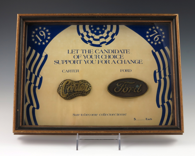 Ein gerahmtes Plakat mit der Aufschrift "Lassen Sie den Kandidaten Ihrer Wahl Sie für einen Wandel unterstützen" und Ford- und Carter-Logos.