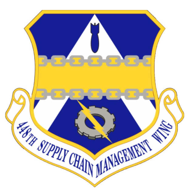 Logo des 48. Versorgungsmanagementgeschwader mit einem blauen Schild mit einem weißen Stern, einem weißen Banner mit der Aufschrift "Versorgungsmanagement" in blau und dem Text "48. Versorgungsmanagementgeschwader" in fetter schwarzer Schrift.