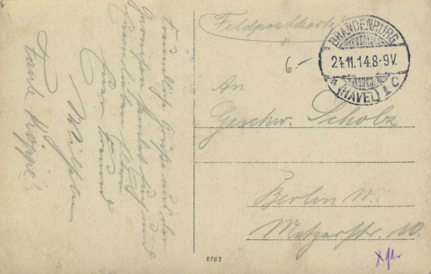 Eine alte deutsche Postkarte mit der Nummer 8763, die ein Stempel und Text zeigt und auf einer flachen Oberfläche liegt.