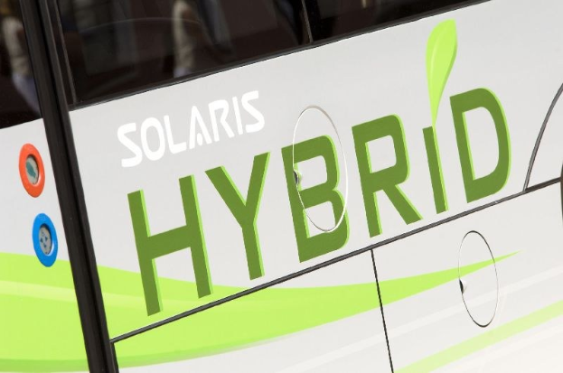 Nahaufnahme eines weißen und grünen Solaris-Hybrid-Elektrobus