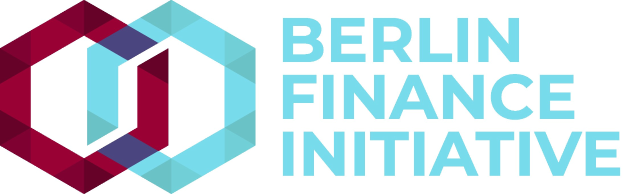 Logo der Berlin Finance Initiative: ein blauer Kreis mit einer weißen Umrandung und einem weißen 'B' in der Mitte, umgeben von einem weißen Ring mit einem blau-weißen Karomuster, auf einem weißen Hintergrund mit fetter schwarzer Schrift, die 'Berlin Finance Initiative' lautet.