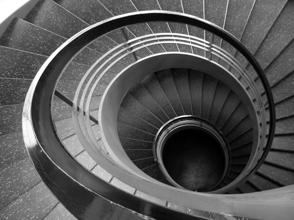 Treppe mit einem Geländer.