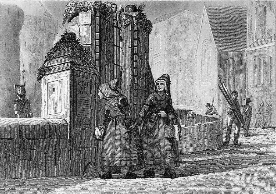 Schwarz-Weiß-Gravur Von Zwei Frauen, Die Vor Einem Gebäude Stehen, Mit mehreren Personen Im Hintergrund, Betitelt Mit "Victorianische Frauen In Der Stadt London."