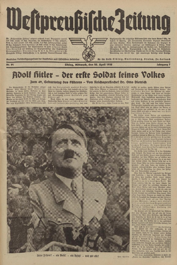 Schwarz-weiß-Fotografie von Adolf Hitler in einem schwarzen Anzug und weißem Hemd, der vor einer Menge steht und auf der Titelseite einer deutschen Zeitung mit der Überschrift "Adolf Hitler - Der Erte Soldat Feines Volkes." abgebildet ist.