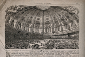 Eine alte Buchseite zeigt das Innere eines Konzertsaals mit Menschen, Skulpturen und Text.