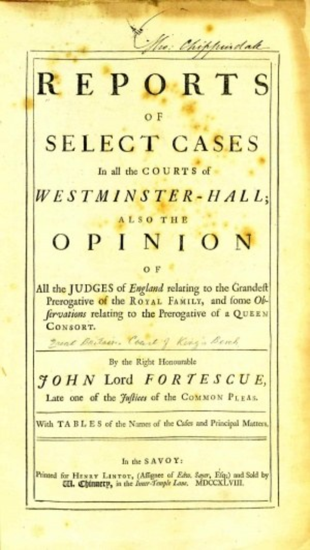 Titelblatt eines alten Buches namens "Berichte über ausgewählte Fälle vor den Gerichten von Westminster-Hall sowie die Meinung von John Lord Fortescue" mit einer offenen Seite, die schwarzen Text zeigt.
