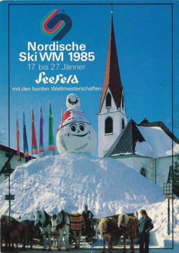 Plakat für die Nordischen Skiweltmeisterschaften 1985 in Seefeld, Schweiz, das eine schneebedeckte Landschaft mit Skifahrern, Pferden, Stangen, Flaggen, Gebäuden, Bäumen und Himmel im Hintergrund sowie eventbezogene Texte zeigt.