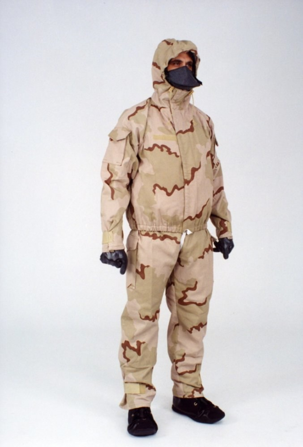 Ein Mann auf einem weißen Hintergrund trägt einen leichten, atmungsaktiven Tarnanzug mit Kapuze und Maske, der mitjustierbaren Riemen und einem Reißverschluss gesichert ist.