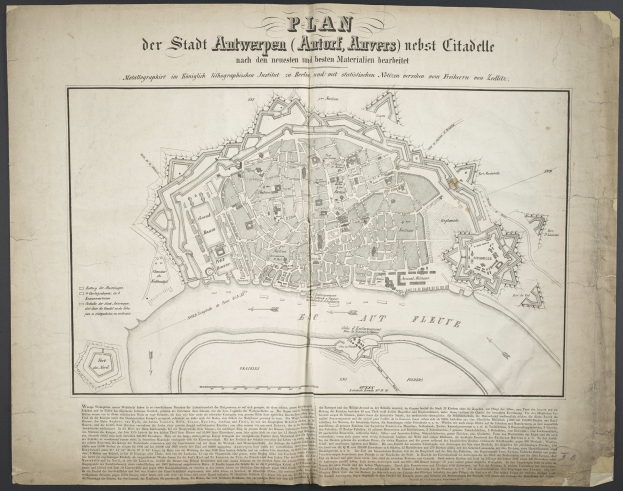 Ein abgenutztes Buch mit einer offenen Seite, die eine detaillierte Karte von Berlin zeigt, einschließlich Straßen, Gebäuden und Sehenswürdigkeiten, zusammen mit Textinformationen über die Stadt.