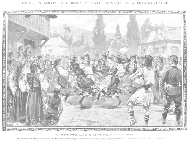 Schwarz-weißes Bild von tanzenden Menschen vor einer Menge, mit Häusern und Bäumen im Hintergrund und Text unten, der 'Ostern in Servia: Eine kuriose militärische Travestie in einem Bauerntanz' lautet.