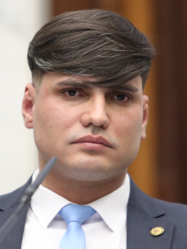 Abg. Devin Nunes, gekleidet in Anzug und Krawatte, spricht in ein Mikrofon mit einem unscharfen Hintergrund.