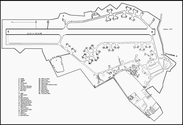 Schwarze und weiße Stadtkartenskizze mit zahlreichen Gebäuden, wahrscheinlich ein Schulgrundriss, begleitet von Text, der den Aufbau einschließlich Räume, Gänge und andere Merkmale beschreibt.