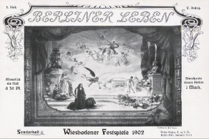 Schwarz-weiß-Foto einer Bühne mit Darstellern in traditioneller deutscher Tracht während der "Wiesbadener Festspiele 1902", mit einem applaudierenden Publikum im Hintergrund.