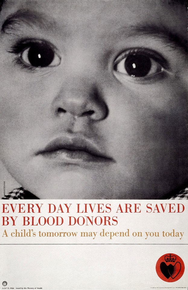 Plakat mit einem Kindergesicht in der Mitte, umgeben von fettem schwarzem Text, der 'Jeden Tag rettet Blutspenden Leben' vermittelt.