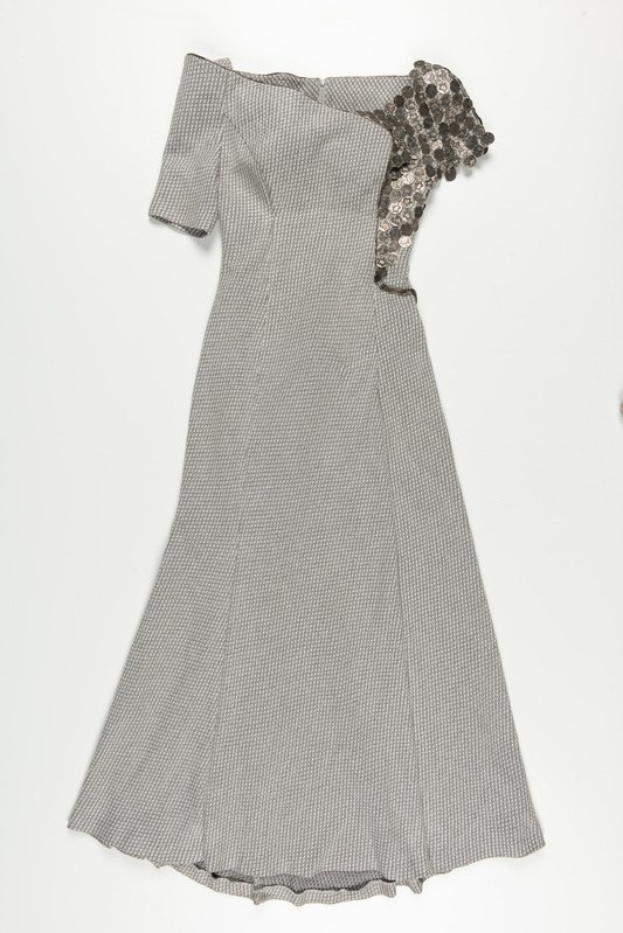 Schwarzes und weißes Seidenkleid mit engem Oberteil und vollem Rock bis zur Kniehöhe auf weißem Hintergrund.