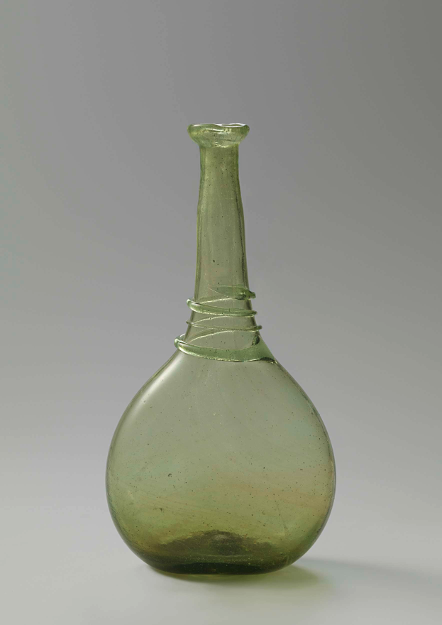 Ein grüner Glasweinkelch mit Verschluss, zylindrischer Form, breiter Basis, engem Hals und kunstvollen Verzierungen, mit glänzendem Finish.