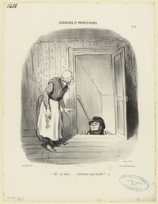 Eine ältere Frau steht vor einer Tür, während ein Mann neben ihr auf dem Boden liegt, mit Text und einem Stempel unten.