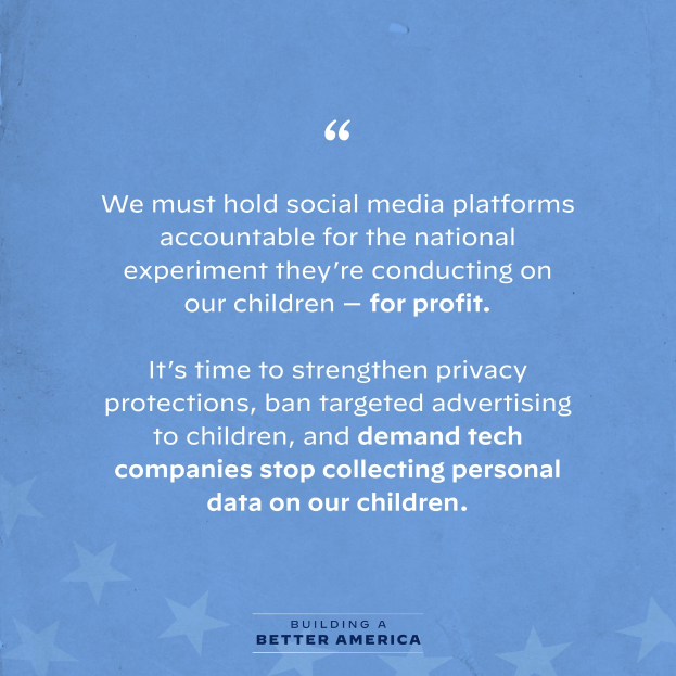 Ein Plakat mit einem Zitat aus "Building a Better America", das besagt, "Wir müssen die sozialen Medien-Plattformen für das nationale Experiment zur Rechenschaft ziehen, das sie an unseren Kindern durchführen - zum Profit."