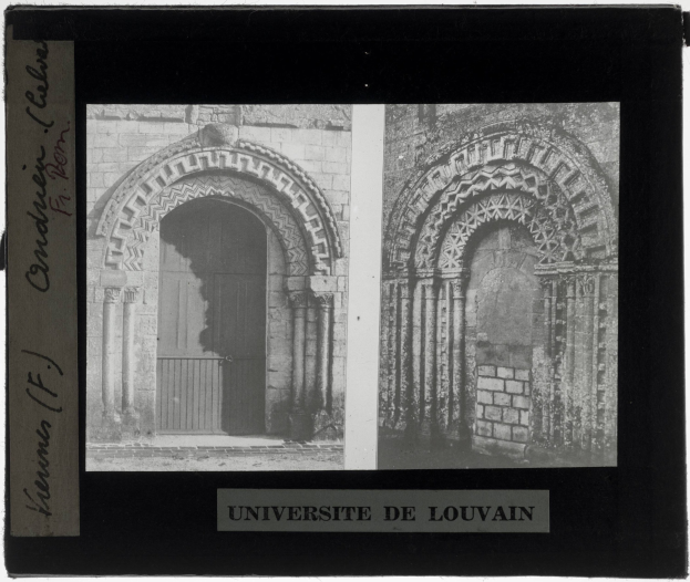 Schwarzes und weißes Foto eines Universitätsgebäudes mit Rundbogenfenstern und einer Tür, mit Text unten.