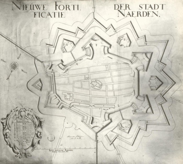 Ein detaillierter Stadtplan von Niederlande, Deutschland, auf Papier, der Straßen, Gebäude und Sehenswürdigkeiten zeigt, mit begleitendem Text, der zusätzliche Informationen bietet.