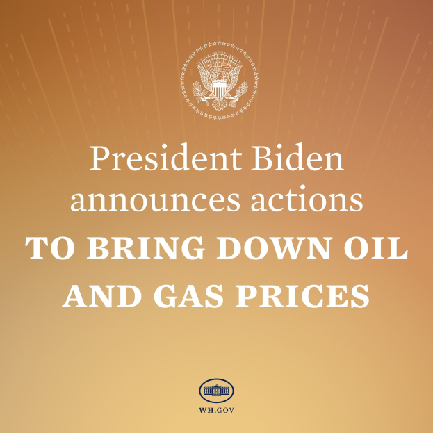 Präsident Biden an einem Rednerpult, das die Ankündigung von Maßnahmen zur Reduzierung von Öl- und Gaspreisen zeigt, mit einem Plakat im Hintergrund.