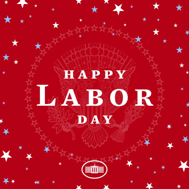 Plakat mit "Happy Labor Day" in fetten weißen Buchstaben auf einem hellroten Hintergrund, umgeben von farbigen Sternen.