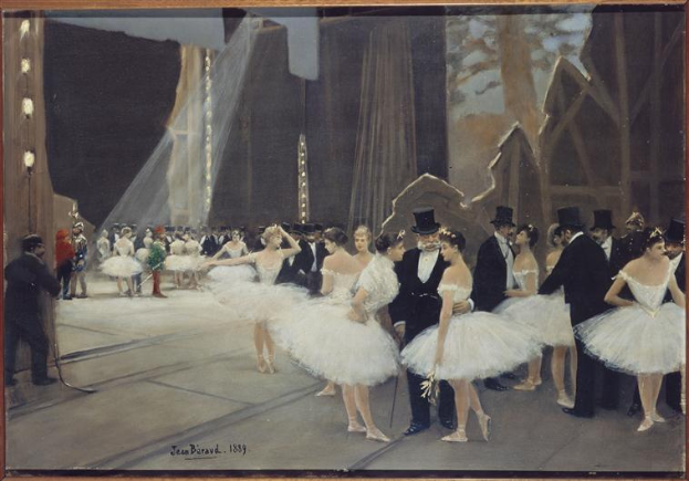 Ein Gemälde mit dem Titel 'Tanz an der Oper' von Jean Beraud, das eine Gruppe von Tänzern in weißen Tutus und Hüten auf einer Bühne zeigt, die von Lichtern beleuchtet und gerahmt ist.