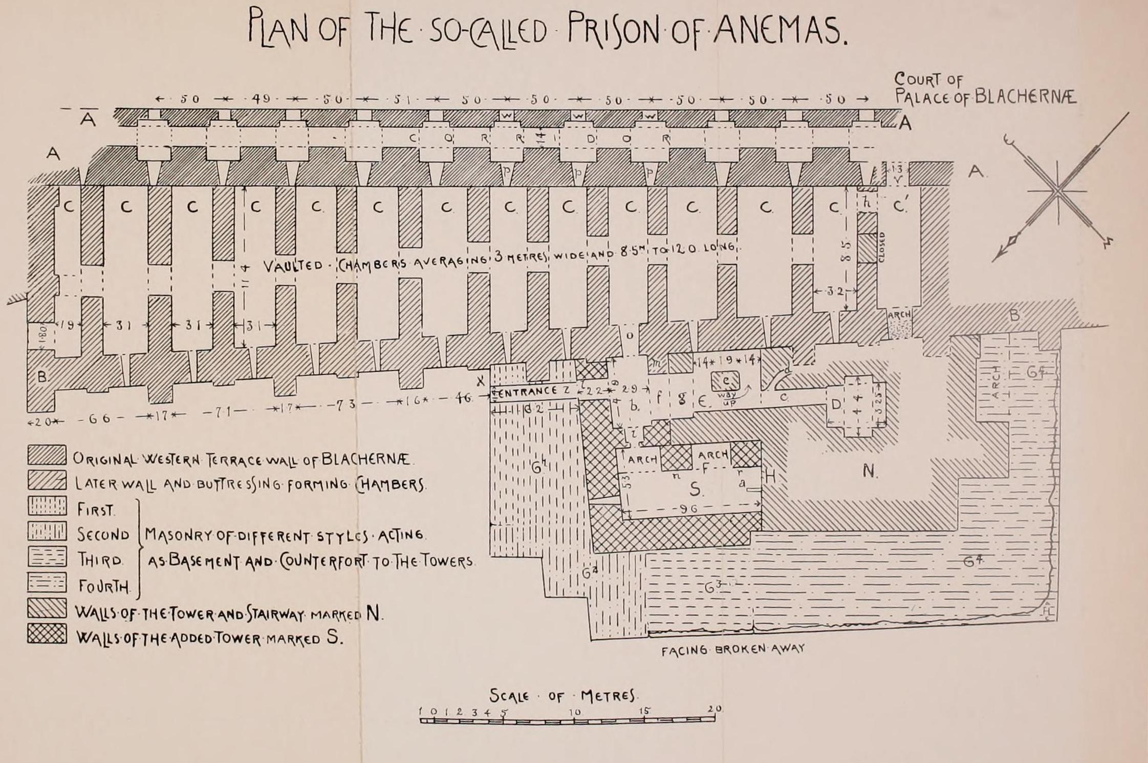 Schwarz-weißer Architekturplan des Anemas-Gefängnisses, der detaillierte Aufteilung von Zimmern, Fluren, Fenstern und Türen zeigt, mit begleitendem erklärendem Text.