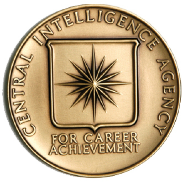 Eine Goldmünze mit der Inschrift "Central Intelligence Agency for Career Achievement" auf einem weißen Hintergrund.