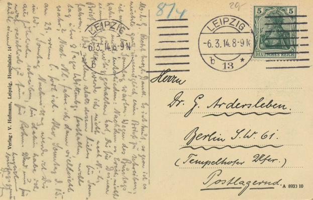 Alte Postkarte mit einer Briefmarke, an ein Krankenhaus in Leipzig, Deutschland, adressiert, mit Text und postalischen Markierungen.