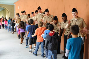 Deutsche Militärjugendoffiziere können Schulen besuchen