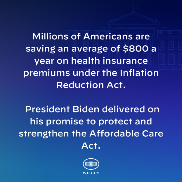 Blauer Hintergrund mit weißer Schrift, die besagt, dass Millionen von Amerikanern jährlich durchschnittlich 800 USD an den Gesundheitskosten sparen, dank des Inflation Reduction Act, mit einem Logo in der Mitte.