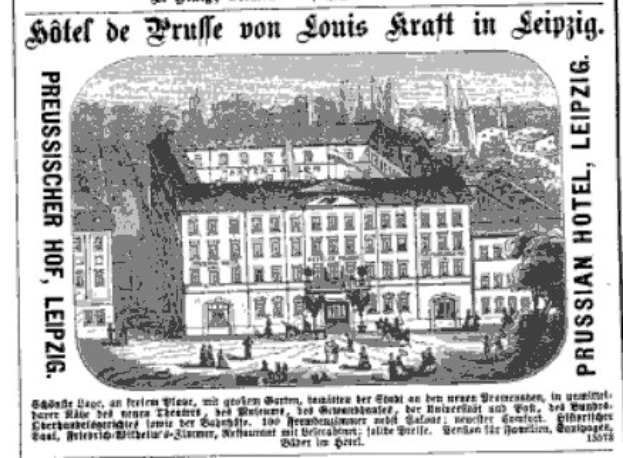 Schwarze und weiße Anzeige für ein Hotel in Leipzig, Deutschland, das sein Gebäude, umliegende Bäume und Menschen zeigt, begleitet von beschreibendem Text.