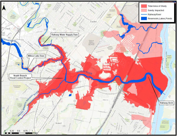 Karte von New York City, die geplante Überschwemmungsrisikogebiete in Rot und Blau zeigt, mit Textdetails zu betroffenen Gewässertypen, Bevölkerung und Projektzeitplan.