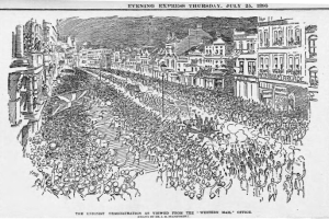 Schwarze und weiße Zeichnung einer Menge von Menschen, die eine von Gebäuden gesäumte Straße entlanggehen, mit der Überschrift "Die Unionistendemonstration, wie sie vom Western Mail Office aus gesehen wird" oben und unten.