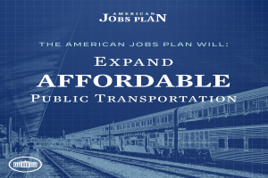Ein Plakat mit einer Bahn auf Schienen mit einigen Menschen in der Nähe, der Text lautet: "The American Jobs Plan Will Expand Affordable Public Transportation".