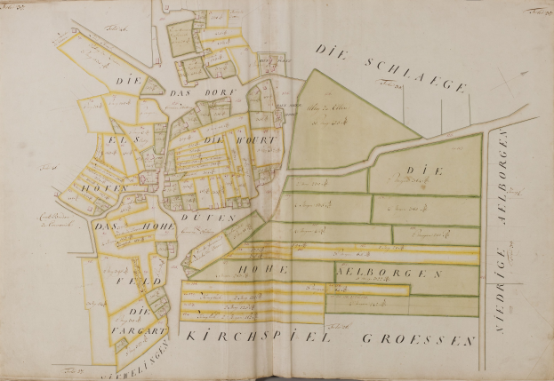 Ein altes Buch mit einer detaillierten Karte von Hamburg, Deutschland, mit sichtbaren Straßen, Gebäuden und Sehenswürdigkeiten sowie Texten mit Informationen über die Stadt.