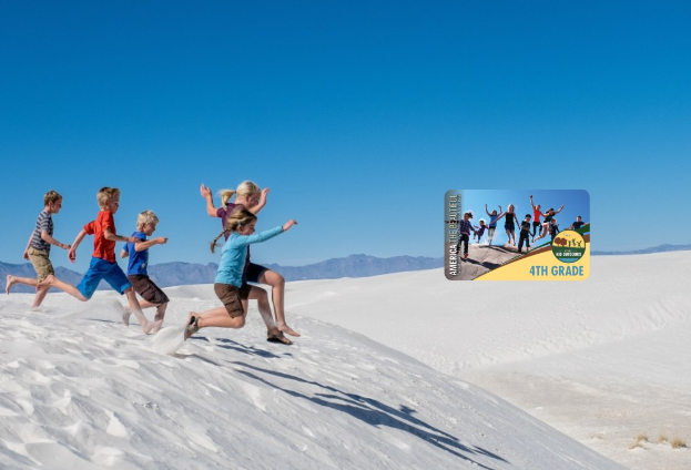 Gruppe von Kindern, die über eine weiße Sanddüne im Death Valley National Park laufen, mit Hügeln und einem klaren blauen Himmel im Hintergrund und einer Werbekarte auf der rechten Seite.
